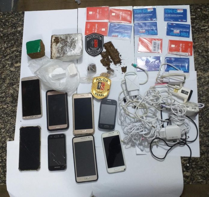 Polícia apreende drogas e celulares após serem arremessados em presídio, na PB