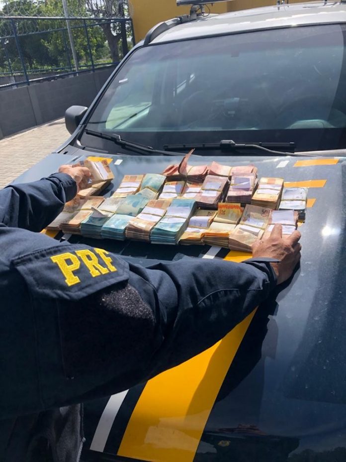 Homem é preso com mais de R$ 98 mil escondidos em fundo falso de carro, em Alhandra, na PB