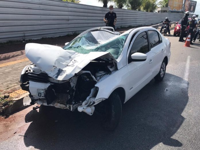 Poste cai em carro após batida e motorista consegue sair antes de ser atingida em Natal