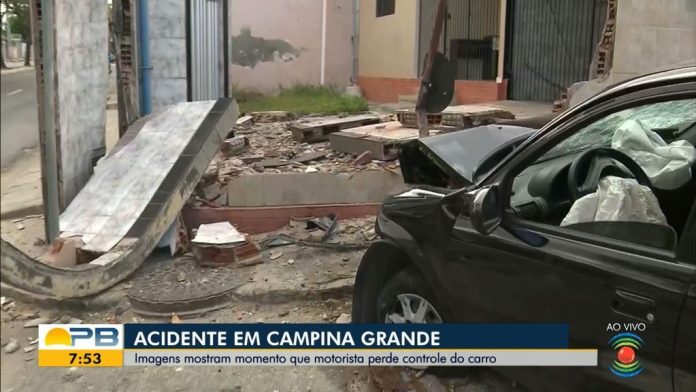 Motorista perde controle e bate em muro de casa, em Campina Grande