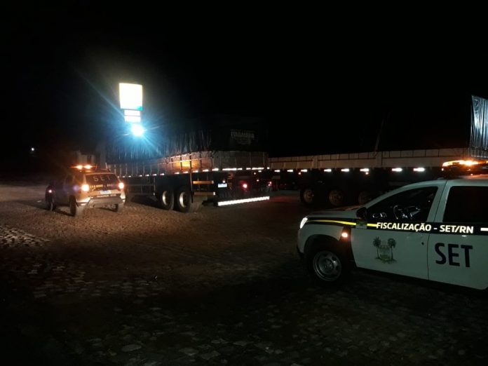 Fiscais apreendem caminhões com 33 toneladas de alimentos e produtos de higiene sem nota fiscal no RN