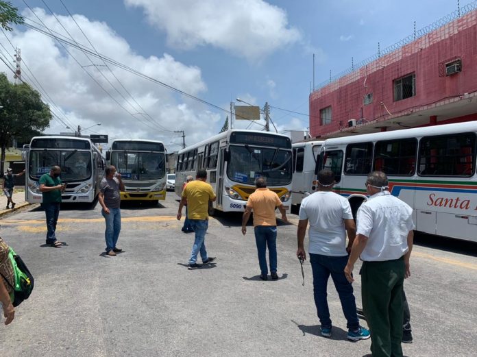 Motoristas de ônibus paralisam serviço durante protesto contra mudanças em linhas de Natal