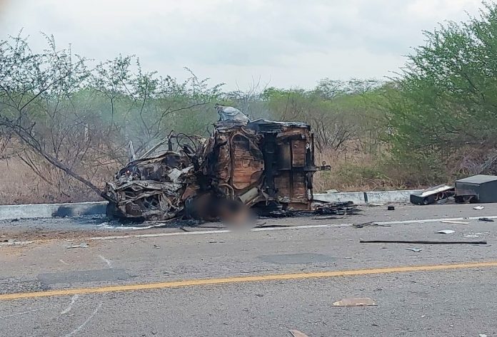 Motorista morre carbonizado após acidente entre carros e caminhão na BR-304 no RN