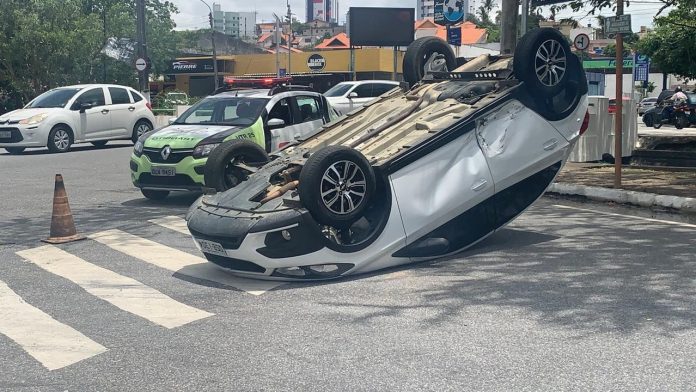 Carro de paróquia capota após colisão em cruzamento, em Campina Grande