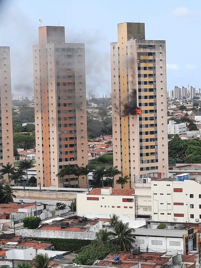 Incêndio atinge apartamento no 11º andar de prédio residencial em Natal; veja vídeo