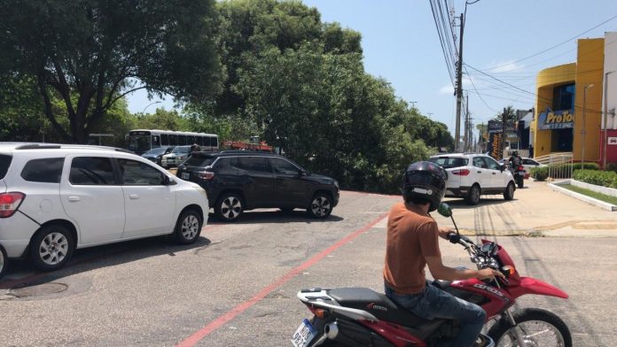 Árvore cai e interdita Avenida Roberto Freire em Natal