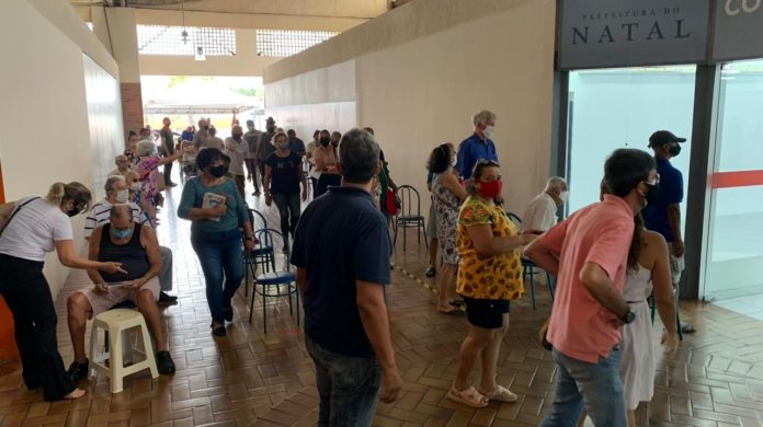 Filas marcam primeiro dia de vacinação contra Covid-19 para idosos de 78 anos ou mais em Natal