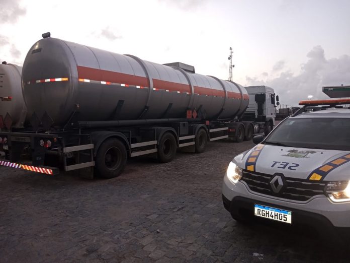 Auditores fiscais e PRF apreendem carregamento com 45 mil litros de álcool sem nota fiscal no RN