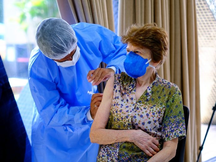 UFRN começa vacinação de idosos contra Covid-19 em condomínios de Natal