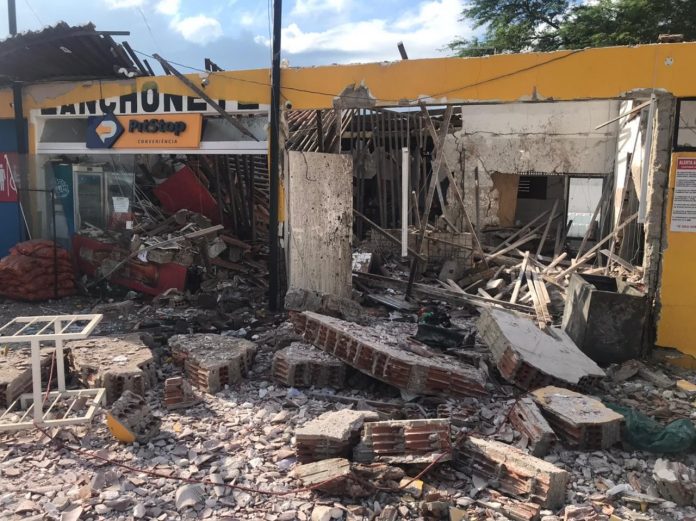 Criminosos fazem série de explosões para abrir cofre e destroem conveniência de posto na Grande Natal; veja vídeo