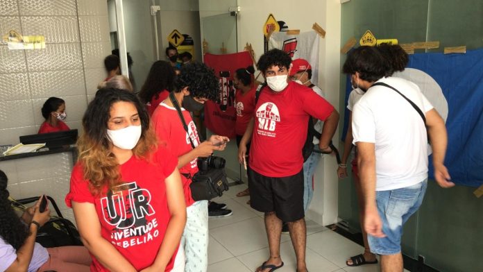 Manifestantes ocupam sede da STTU e pedem volta de 100% da frota dos ônibus em Natal