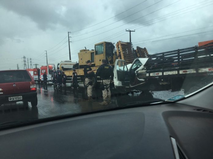Homem morre após bater carro na traseira de caminhão carregado de granito na BR-304