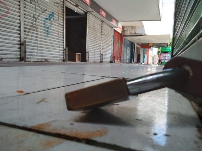 FOTOS: Natal tem ruas pouco movimentadas, mas também desrespeito a decreto no primeiro dia de isolamento social rígido