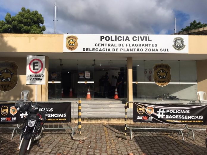 Após ter atendimento negado, homem joga carro contra UPA de Parnamirim