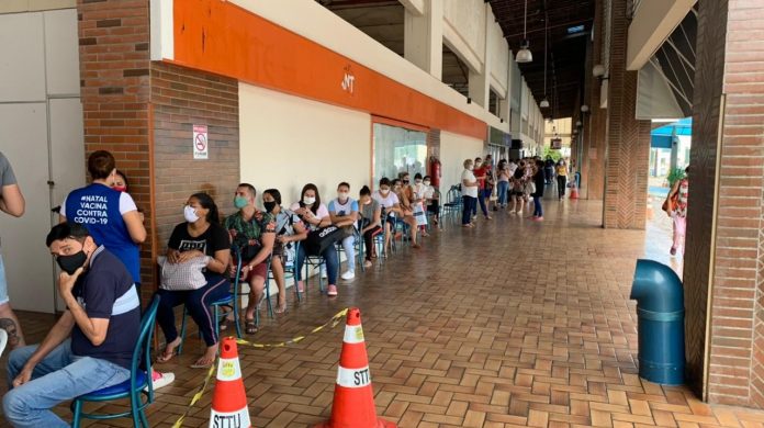 Natal começa vacinação de idosos com 74 anos ou mais e retoma imunização de profissionais de saúde; veja locais