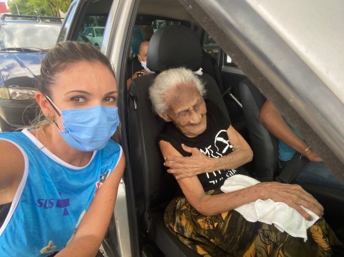 Idosa de 116 anos é vacinada contra Covid-19 em João Pessoa; ‘para que viva mais’, diz neto