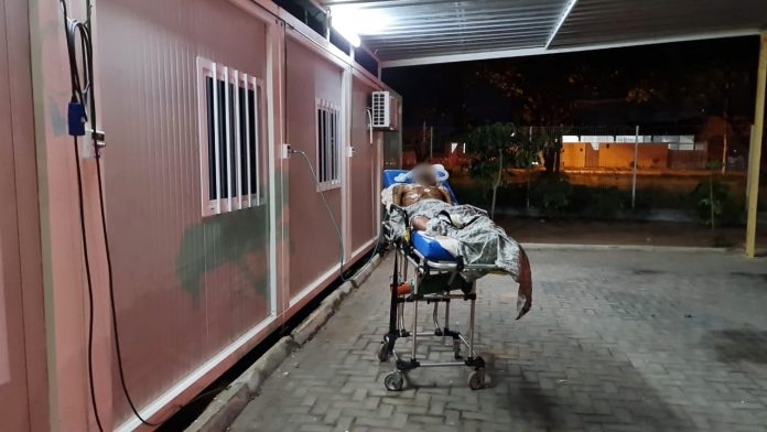 Com UPA superlotada, paciente com suspeita de Covid passa parte da noite em ponto de oxigênio na área externa da unidade em Natal