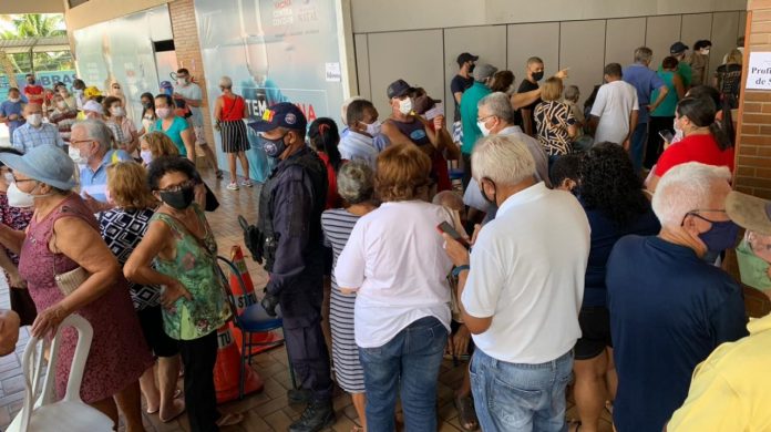 Pontos de vacinação contra Covid-19 têm aglomerações nesta quarta (24) em Natal