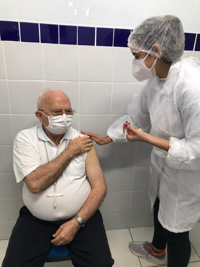 ‘Rendo graças ao Senhor pela ciência e vacina’, diz arcebispo de Natal ao ser imunizado contra Covid-19