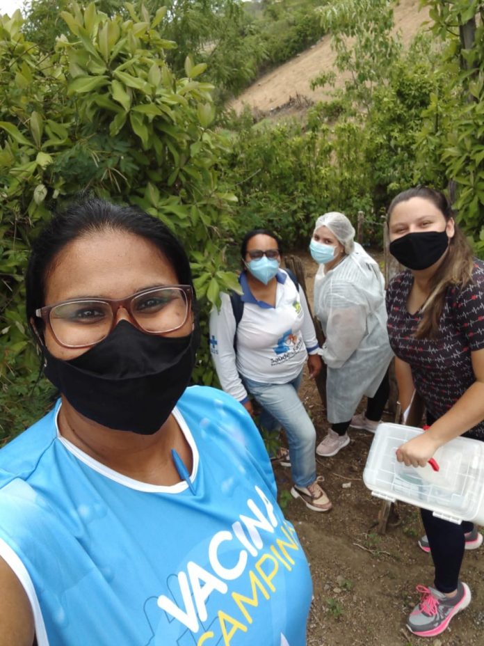 Profissionais de saúde caminham cerca de 2km para vacinar idoso em zona rural de Galante, na PB