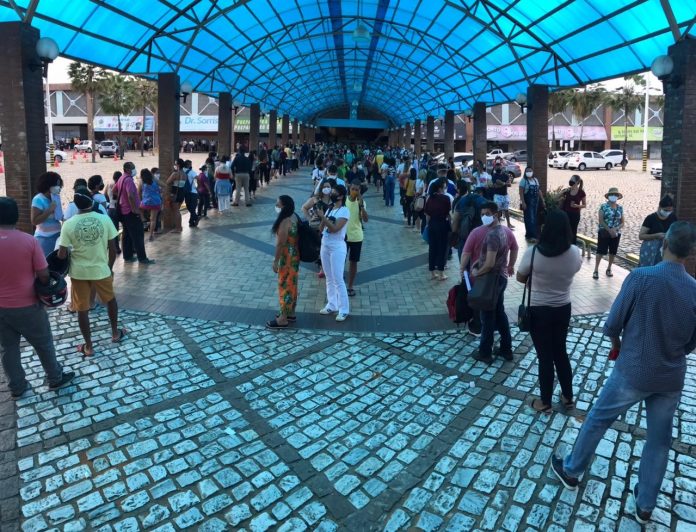 Alta procura de idosos e trabalhadores de saúde causa filas nos pontos de vacinação contra Covid-19 em Natal