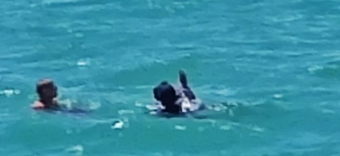 Após assalto, suspeitos se jogam no mar para tentar fugir da polícia em Natal