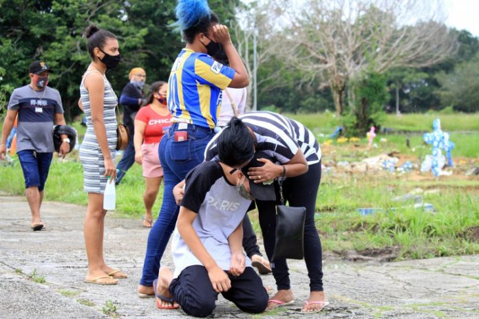 Violência do pouco caso à Covid-19 marca a ferro os rostos de 300 mil famílias