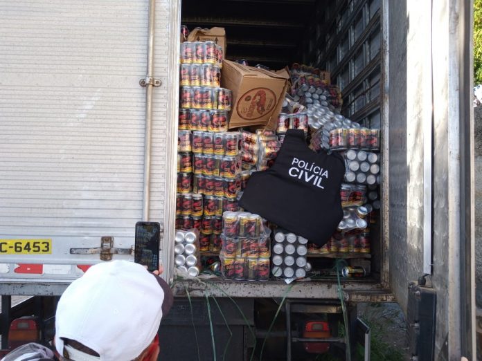 Caminhão é apreendido com carga de cachaça roubada no Cariri paraibano e 8 pessoas são presas