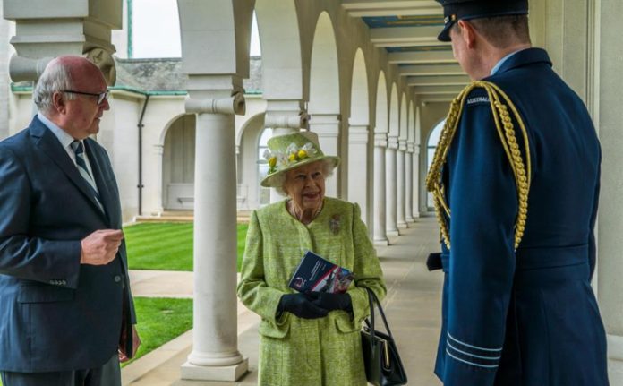 Rainha Elizabeth participa do seu 1º compromisso presencial de 2021