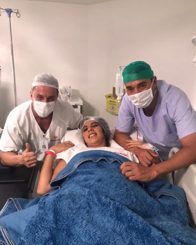 Andréia Sadi publica fotos com André Rizek e os filhos no hospital: ‘Vi um pai nascer’