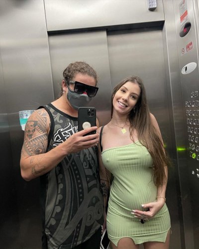 Whindersson Nunes posta foto com noiva grávida e se declara: ‘Me deixa babando’