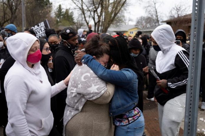 Policial que matou homem negro nos EUA confundiu revólver com arma de choque