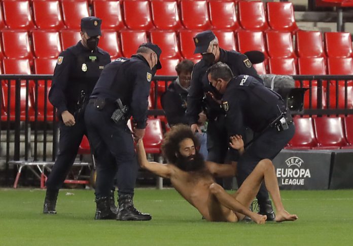 Liga Europa: Homem nu invade o campo durante Granada x Manchester United; assista