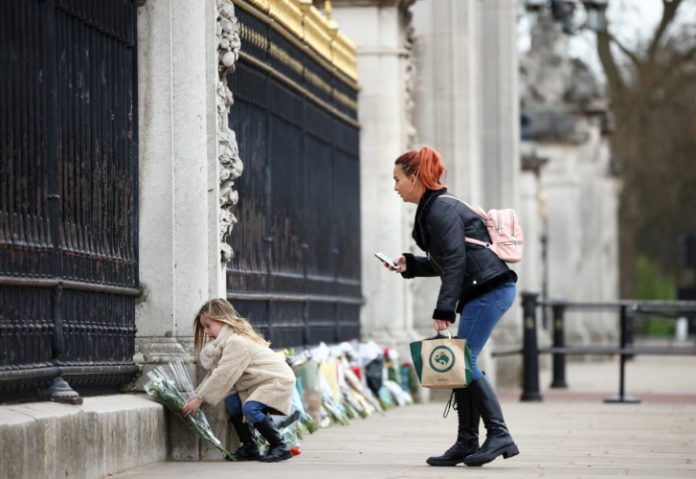 Britânicos prestam homenagens ao Príncipe Philip diante do Palácio de Buckingham