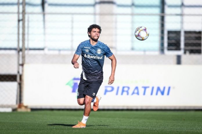 Grêmio libera Victor Ferraz e Emanuel de concentração por suspeita de Covid-19
