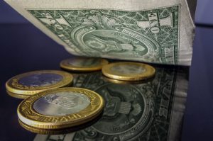 Dólar cai para o menor valor desde janeiro com cenário externo; Ibovespa mantém 120 mil pontos