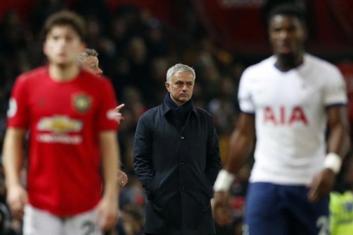 Tottenham demite José Mourinho em semana de decisão na Copa da Liga Inglesa