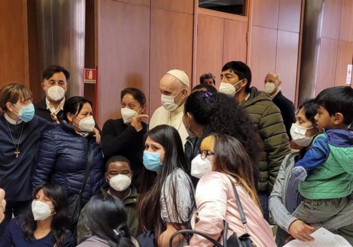 Papa Francisco faz visita surpresa em centro de vacinação para sem-tetos