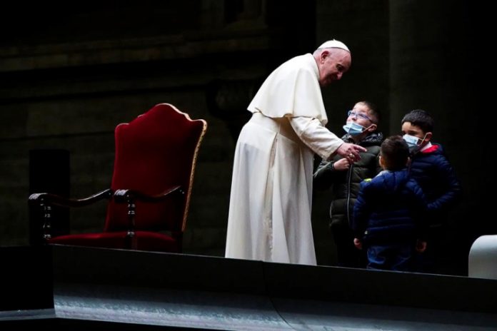 Papa Francisco conduz cerimônia da Via Crucis em Praça de São Pedro vazia