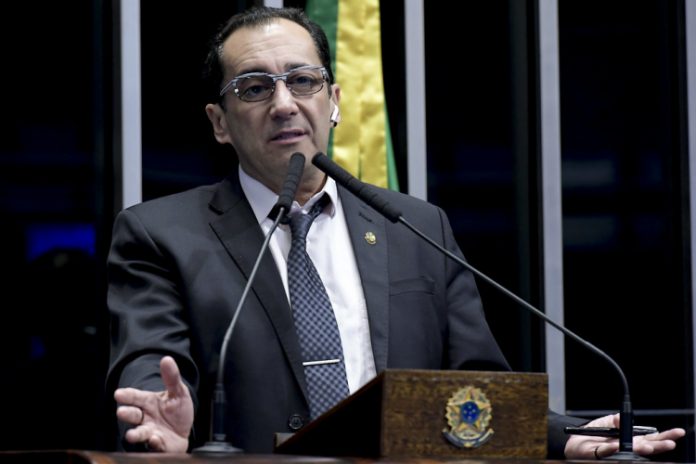 Senador Kajuru assina filiação ao Podemos