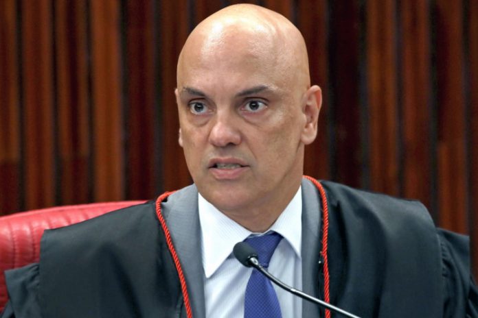 Após críticas de Bolsonaro, ministro Alexandre de Moraes sai em defesa de Barroso