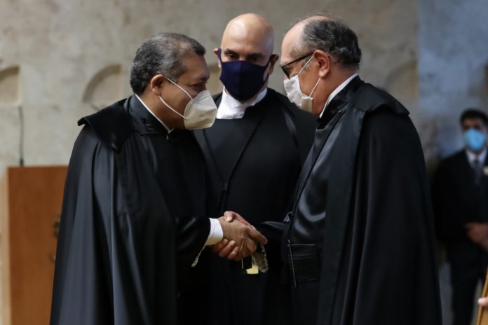 STF deve derrubar decisão de Nunes Marques que liberou cultos e missas