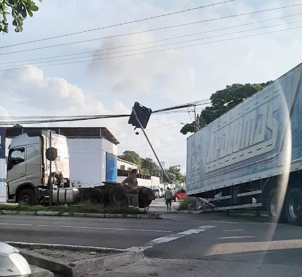 Caminhão bate em semáforo, derruba parte de muro e deixa trânsito interrompido, em João Pessoa