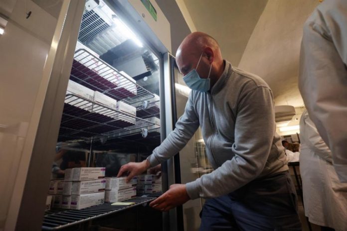 Médico da Casa Branca diz que EUA não dependem da vacina de Oxford