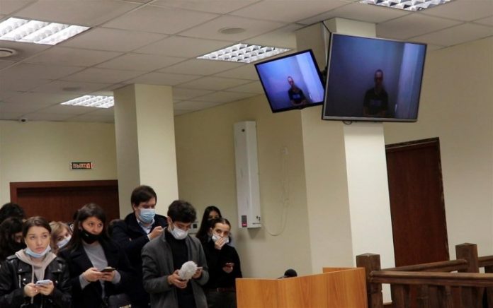 Alexei Navalny comparece a audiência na Rússia com 20 quilos a menos