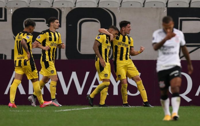 Corinthians perde para o Peñarol em casa e se complica na Copa Sul-Americana