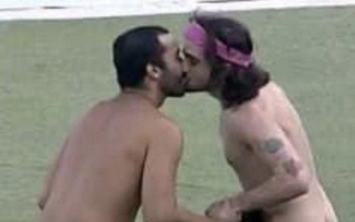‘BBB 21’: Fiuk e Gilberto ficam nus e dão selinho após voltarem do paredão; assista