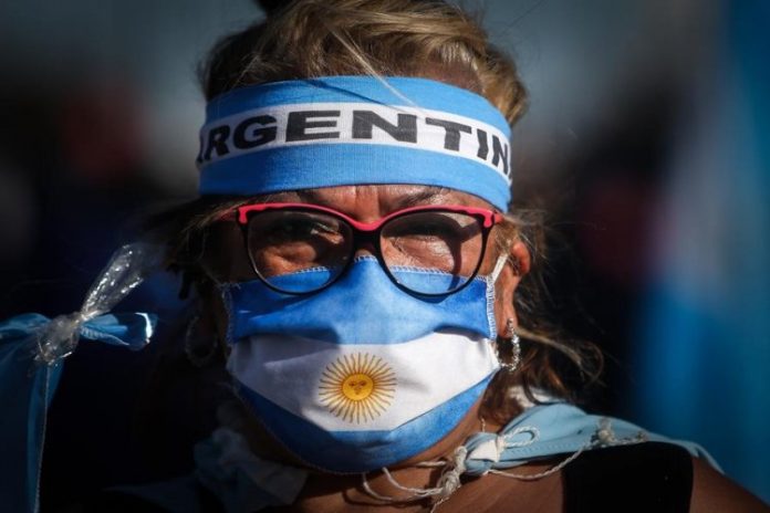 Argentina endurece toque de recolher em Buenos Aires e volta a fechar escolas