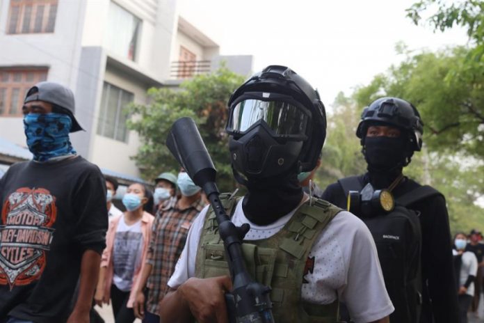 Ataque de grupos rebeldes deixa ao menos 14 policiais mortos em Myanmar