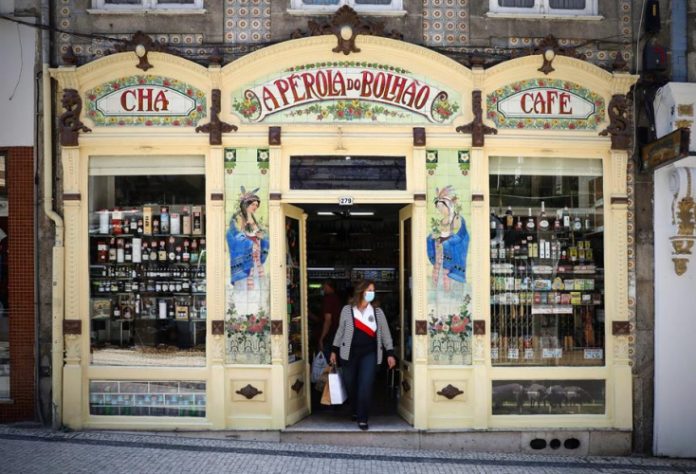 Portugal inicia reabertura de escolas, restaurantes e shoppings nesta segunda